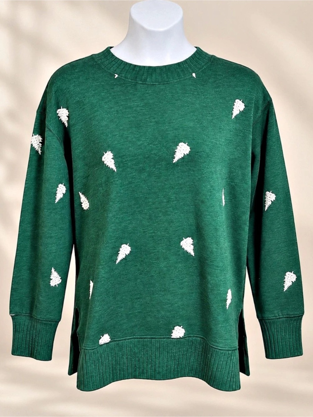 Maurices Green Embroidered Christmas Tree Sweatshirt Size Large Holiday Winter